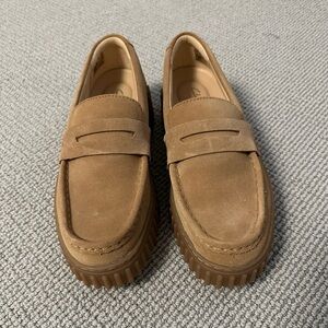 Women’s Size 8 Clarks Suede Torhill Loafers in Tan